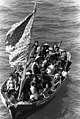 PH2 Phil Eggman, 15 mai 1984. 35 Vietnamese refugees wait to be taken aboard the amphibious command ship USS BLUE RIDGE (LCC-19). They are being rescued from a 35 foot fishing boat 350 miles northeast of Cam Ranh Bay, Vietnam, after spending eight days at sea.