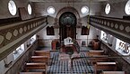 Vue générale de la salle de prière depuis la tribune des femmes.