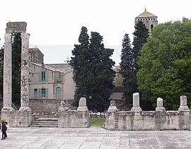 Arles Roman theater pillar ruins.jpg