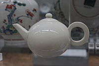 Dehua porcelain wine/teapot, 1690–1720, Victoria and Albert Museum. See text; this is the side with the couplet.