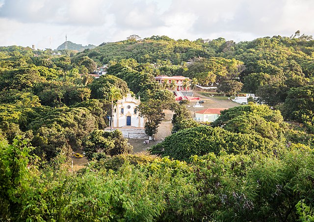 Vista panorâmica da Vila dos Remédios em Fernando de Noronha, vista da BR-363, a única rodovia da ilha e a segunda menor rodovia do Brasil.