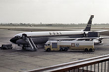 Boeing 707 dicat dengan livery BOAC