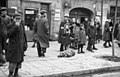 Ein in Lumpen gehülltes Kind liegt auf einem Bürgersteig im Warschauer Ghetto, Mai 1941