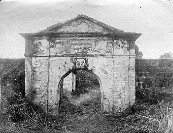 Foto uit 1921, de resten van een in 1748 gebouwd fort van de VOC aan de Kayelibaai