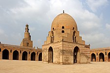 Patio, minarete y fuente de las abluciones de la mezquita de Ibn Tulun.