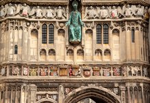 The Christchurch Gate at Canterbury Cathedral; the original statue of Christ was destroyed by Puritans in 1643 and replaced with an entirely new statue in 1990 Christchurch Gate, Canterbury Cathedral.tif