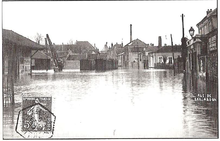 La gare de Melun-Ville, la grue et les rames sous les eaux lors de la crue de 1910