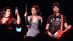 Die Roten Punkte hrajú "Ich Bin Nicht Ein Roboter (I Am a Lion)" s Amandou Palmer v Roxy Theatre, Los Angeles, 18. júla 2012