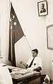 רב חובל אנריקו לוי במשרדו עם דגל הכבוד.