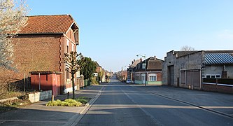 La longue rue principale.