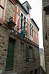 Façade de la maison du chapeau blanc (Le Mont-Saint-Michel, Manche, France).jpg