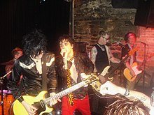 Выступление Foxboro Hot Tubs в Bowery Electric 25 апреля 2010 года в Нью-Йорке.