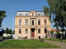 Административна зграда во Гнојен