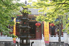 Зал Гуаньинь храм Юнджу.jpg