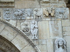 detalle de la decoración de la puerta del Cordero de San Isidoro de León