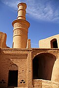 Moskee en minaret in leemsteen, in het dorp Kharanagh (Iran)