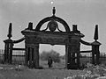 Ворота перед дворцом Немировичей-Щитов в Кожан-Городке, фотография 1930-х годов