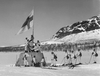 Фінські солдати 27 квітня 1945 піднімають військовий прапор на кордоні між Норвегією, Швецією та Фінляндією. Автор історичної світлини Väinö Oinonen