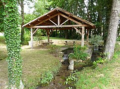 Lavoir sur l'Eyraud, au nord-ouest du bourg.