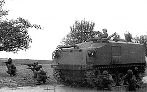 Принцип боевого применения M75: спешившийся десант занял позиции вокруг БТР, в машине остались водитель и пулемётчик