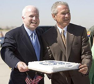 George W. Bush e lu senatori John McCain (2005)