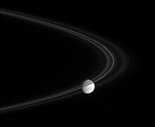 Mimas, detrás del anillo F.