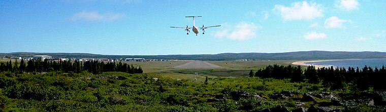 Dash 8 en finale piste 22 à l'aéroport de Kuujjuarapik