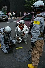 有毒ガス検知中の札幌市消防局救助隊員