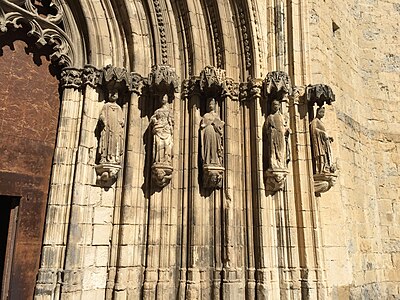 Statues de saintes entourant le portail de la Vierge.