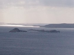 Prasonísian saaret: Krommýdi (vasemmalla), Práso (oikealla) ja Sfontíli (keskellä Prásoon sulautuneena). Taustalla Deloksen saarta.