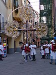 A cazàssa de Càppe Giànche de Lêua co-o Crìsto gròsso apénn-a sciortîo da-o sò ötöio in sce Stràdda Boragine