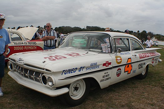 Replika belog ševroleta iz oko 1960. godine kog je vozio bivši šampion Reks Vajt; slikano na trci Daytona Speedweeks 2008