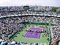 Das Endspiel der Sony Ericsson Open 2009 zwischen Andy Murray und Novak Đoković. Am Tribünenrand ist die Skyline von Miami zu sehen.