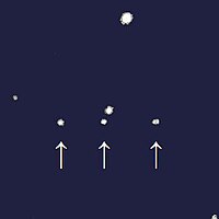 Montaža slika ponovnog otkrića Temista, snimljenih 21. studenoga 2000. Tri slike, udaljene 40 minuta, nalaze se na površini.Temisto (strelice) se pomiče s desna na lijevo za to vrijeme.