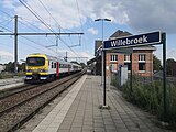 De perrons in 2020 met MS86 trein die aankomt