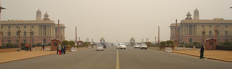 उत्तर ब्लॉक (बाएँ) और दक्षिण ब्लॉक (दाएँ) के साथ सचिवालय भवन, पूर्व में इंडिया गेट की ओर देख रहा है।