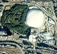 国土交通省 国土画像情報（カラー空中写真）を基に作成 東京ドームシティ付近。1989年撮影。1974年の撮影と場所は同じ。競輪場は東京ドームに、後楽園球場跡は遊園地にそれぞれ変わっているのが確認できる。