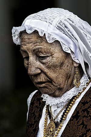 Muller con traxe tradicional galego.