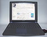 VAIO Note 505の本体および周辺機器のデザイン、画像は同氏が手がけた「Vaio 505GX」 (1998) [4]