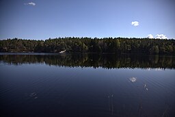 Valevattnet från dess södra ände med utsikt mot Lurås.