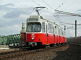 Wagony typów E6 oraz c6 na linii U6 w pobliżu stacji Längenfeldgasse