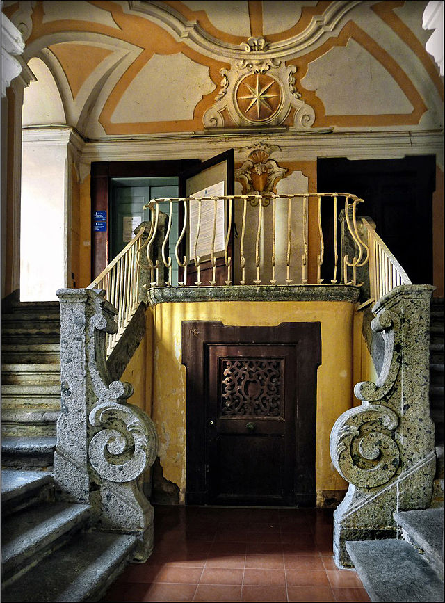 Image de l'escalier en piperno de la villa Meola à Portici
