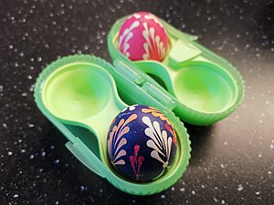 Boîte à œufs durs de la marque Tupperware, avec des œufs de Pâques décorés