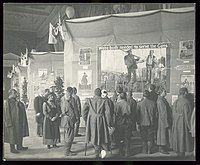 Wounded soldiers viewing an exhibition of English World War I posters, pravděpodobně v Rusku