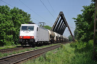 Auf Crossrail Italia zugelassene Lokomotive des Typs Traxx 2E passiert die Dreigurtbrücke
