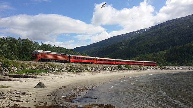 Nordlandsbanens dagtog mellom Finneidfjord og Mo i Rana.