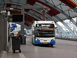 VDL Citea op het busstation van Amsterdam Centraal als lijn 18 naar Slotervaart