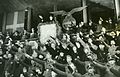 Quisling og frammøtte hilser med utstrakte høyrearmer på Bislett stadion under «8. riksmøte», NS' landsmøte i Oslo i september 1942.[13] Foto: Riksarkivet