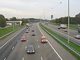 De voertuigen op rijstrook drie rijden onnodig links, omdat de meest rechterrijstrook (rijstrook 4) vrij is.