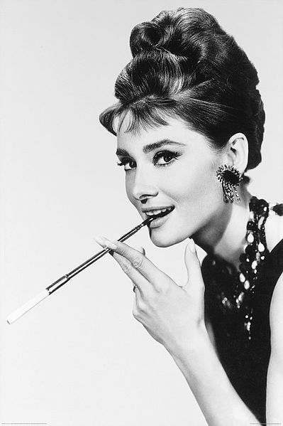 ملف:Audrey Hepburn smokes.jpg